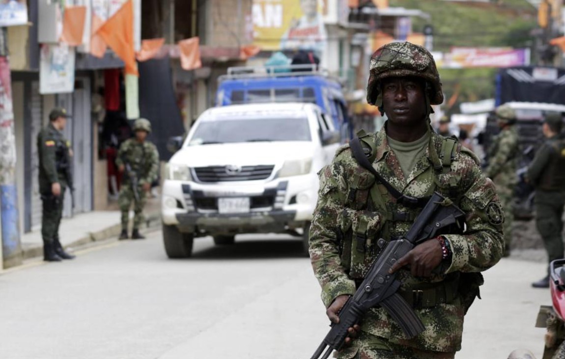 Explosivo cayó en cancha de fútbol en Argelia, Cauca dejó seis heridos y un menor muerto