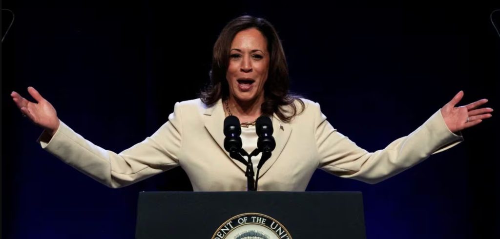 Kamala Harris arremete contra Donald Trump en mitin en Milwaukee