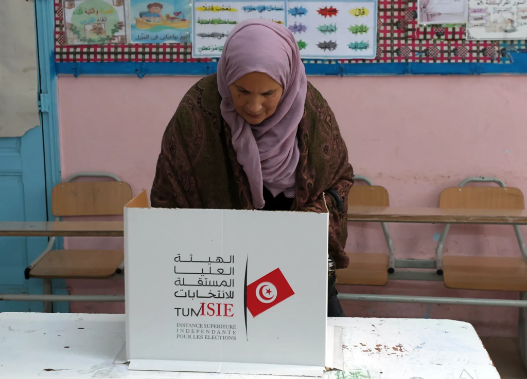 Votación en elecciones parlamentarias en Túnez. Foto: EFE