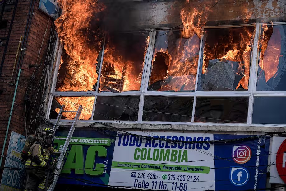 Bomberos de las estaciones Central, Restrepo y Chapinero hacen presencia en el lugar. Foto: elespectador