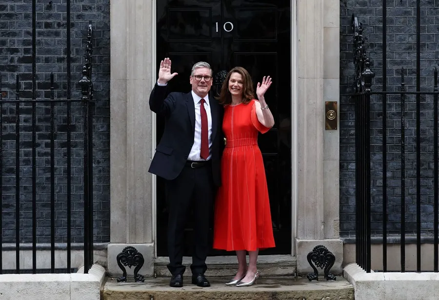 El nuevo primer Mpministro británico, Keir Starmer (i), y su esposa Victoria Starmer, en las escaleras del número 10 de Downing Street. Foto. EFE