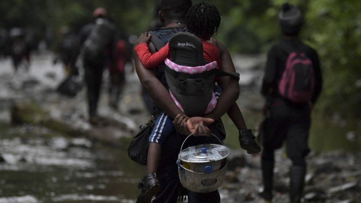 Personas atravesando el Tapón del Darién Foto: lafm