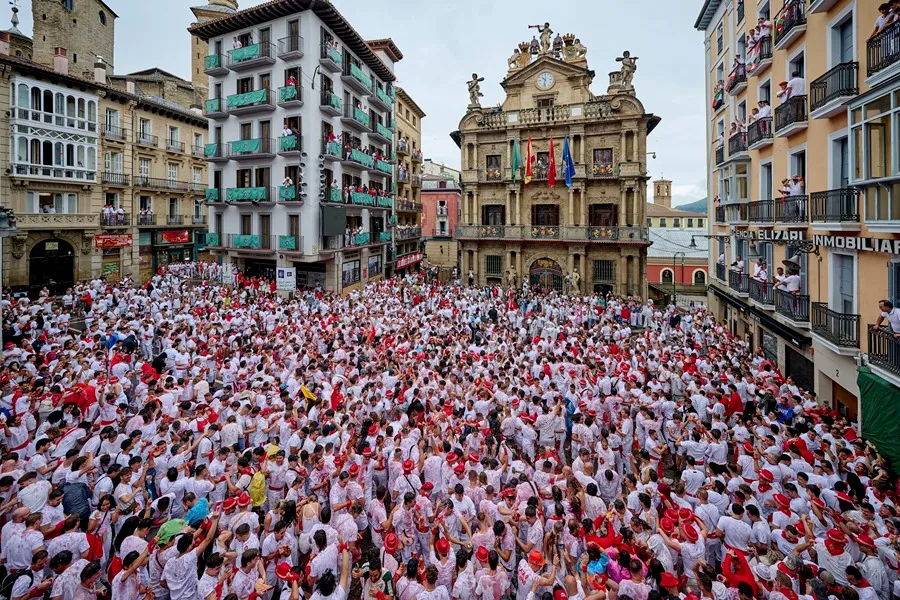 Ambiente en la plaza del ayuntamiento de Pamplona. Foto: EFE