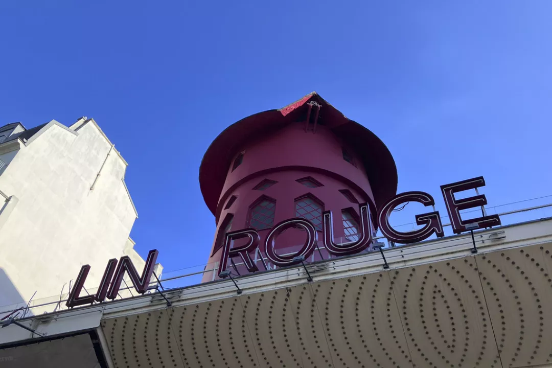 El Moulin Rouge en reparación Foto: Oleg Cetinic/Copyright 2024 The AP