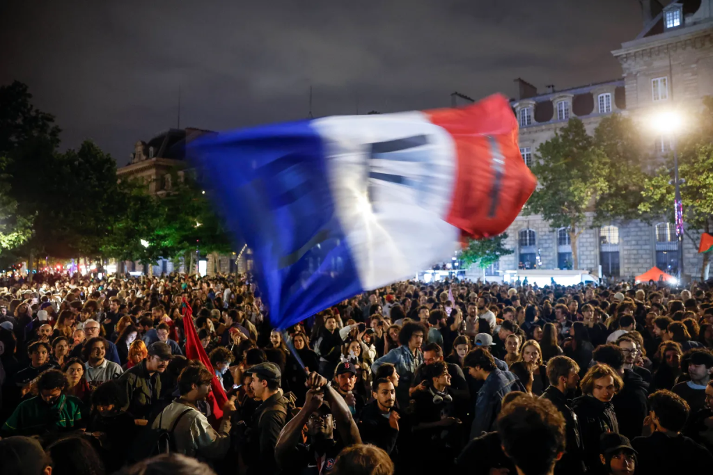 Personas reaccionan a los resultados de las elecciones legislativas francesas, este 7 de julio de 2024, en París (Francia). Foto: EFE/Yoan Valat