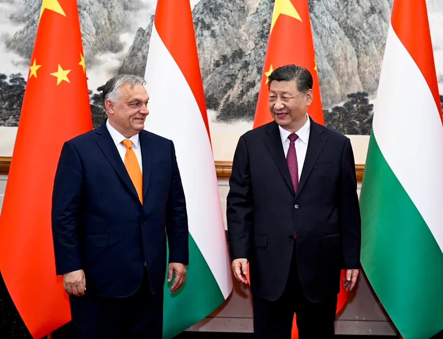 El presidente chino, Xi Jinping (d), y el primer ministro de Hungría, Víktor Orbán (i). Foto: EFE