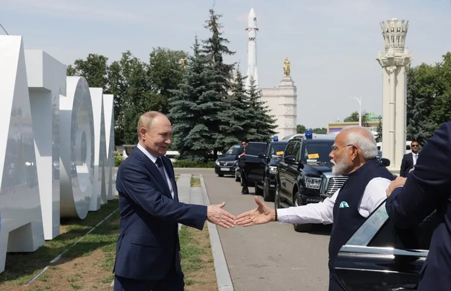 Vladimir Putin (i) y Narendra Modi. FOTO: EFE