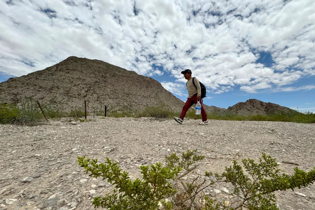 Migrantes caminan por el desierto de Chihuahua Foto: EFE