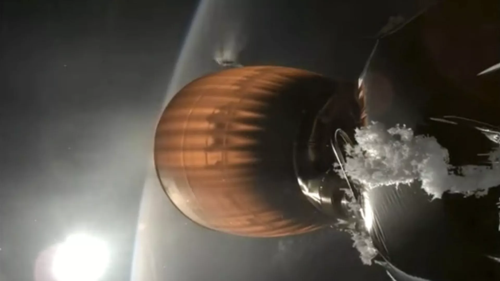 Esta imagen de vídeo facilitada por SpaceX muestra el motor de la etapa superior de un cohete SpaceX Falcon 9, que despegó de California el jueves 11 de julio de 2024 – Foto: AP/SpaceX