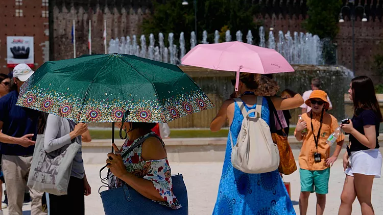 Turistas se refugian del sol frente al Castillo Sforzesco en Milán, Italia, el 16 de julio de 2024. Foto: AP