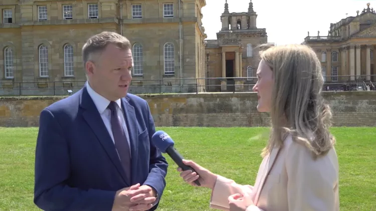 El nuevo ministro del Reino Unido para las Relaciones con la Unión Europea, Nick-Thomas Symonds. Foto: Euronews