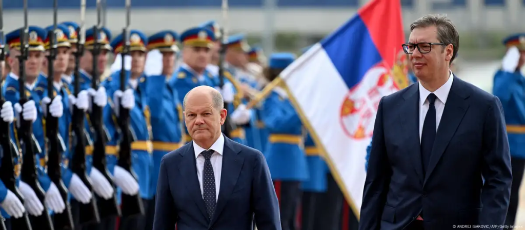El presidente serbio Aleksandar Vucic y el canciller alemán Olaf Scholz. Foto: AFP