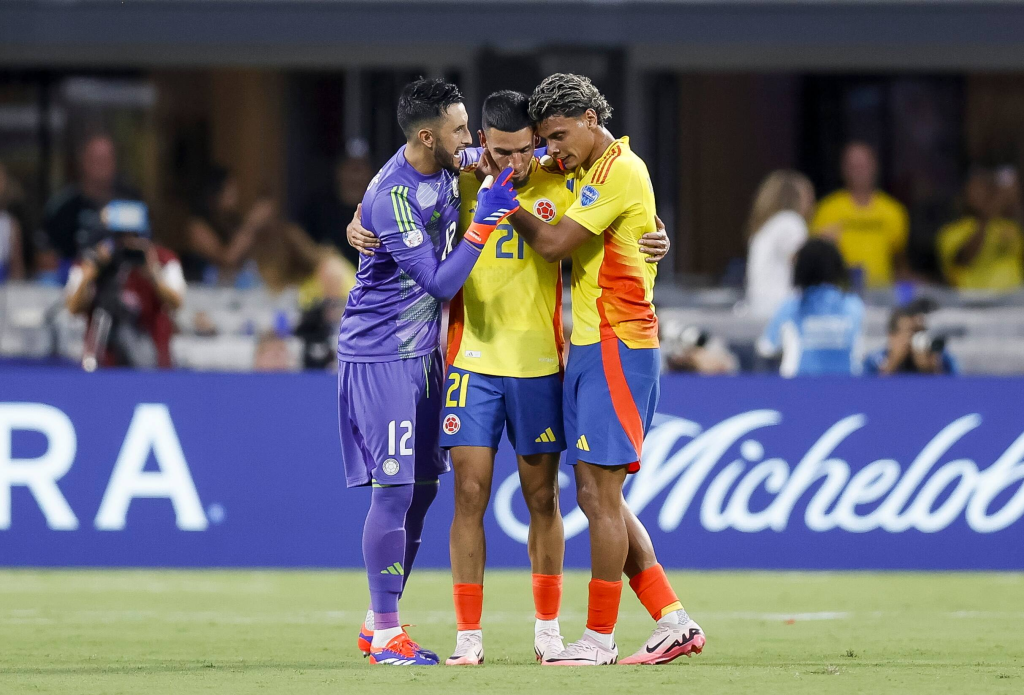 Camilo Vargas, Daniel Muñoz y Richard Ríos durante la Copa América. EFE/EPA/BRIAN WESTERHOLT