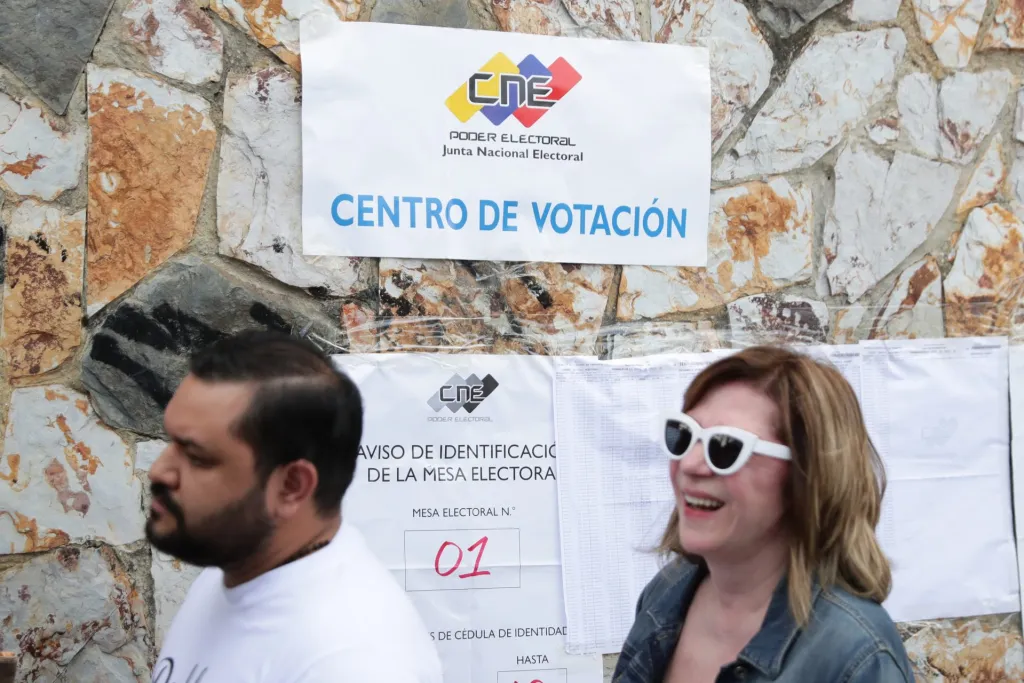 Personas esperan para votar este domingo, en un centro de votación para las elecciones a la Presidencia en Caracas (Venezuela). Foto EFE/ Ronald Peña R