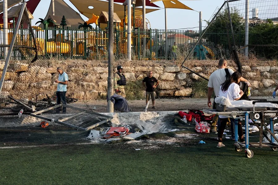 Imagen del cráter que causó el proyectil que impactó en un parque infantil en Druze, Majdal Shams, en los Altos del Golán, este sábado 27 de julio. EFE/EPA/Atef Safadi