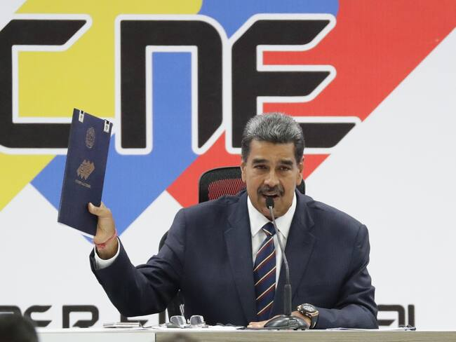 El presidente de Venezuela, Nicolás Maduro, sostiene el acta de juramentación del presidente electo entregada por el presidente de Consejo Nacional Electoral (CNE), Elvis Amoroso (no en la foto) en Caracas (Venezuela). Foto: EFE