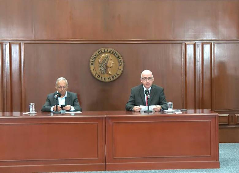 El ministro de Hacienda, Ricardo Bonilla (izq.) y el gerente del BanRep, Leonardo Villar, explicaron la decisión de tasas de interés. Foto: El Colombiano (tomada de YouTube)