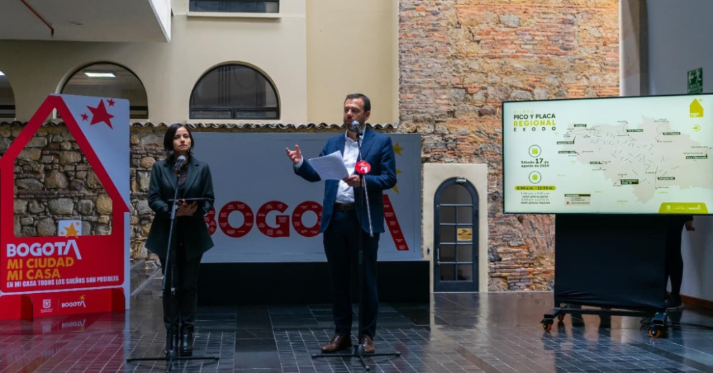 El alcalde Mayor, Carlos Fernando Galán, y la secretaria de Movilidad, Claudia Díaz,