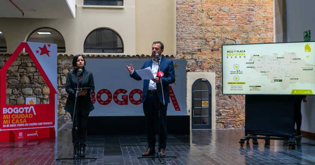 El alcalde Mayor, Carlos Fernando Galán, y la secretaria de Movilidad, Claudia Díaz,