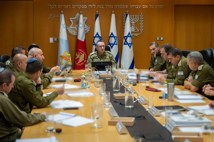 Herzi Halevi (c), el jefe del Estado Mayor del Ejército israelí, en una reunión con la cúpula militar y de inteligencia el pasado domingo. EFE/Ministerio de Defensa de Israel
