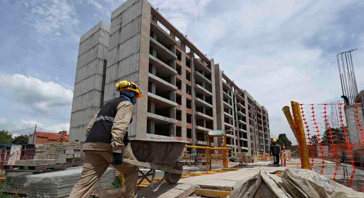 Crecimiento en obras civiles contrasta con la caída en la construcción de edificaciones en Colombia
