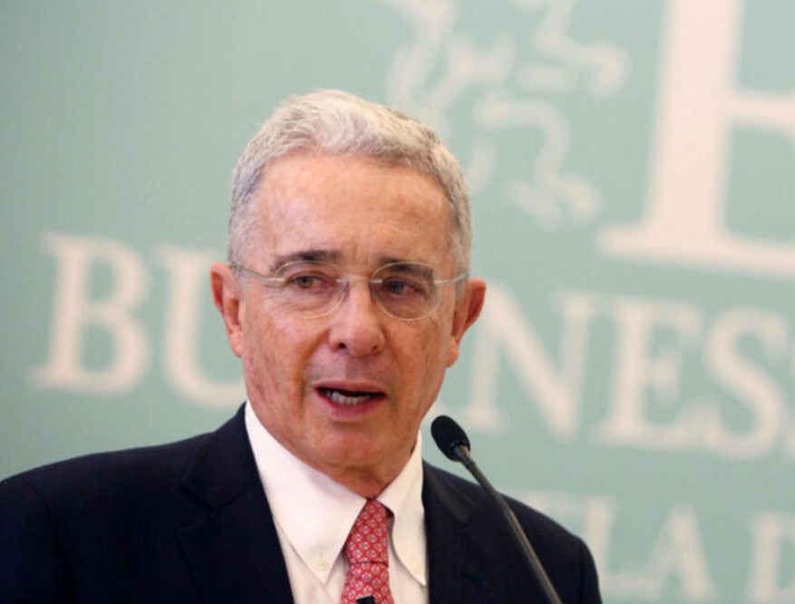 Álvaro Uribe se pronuncia sobre la venta de acciones de TIGO UNE por parte de EPM