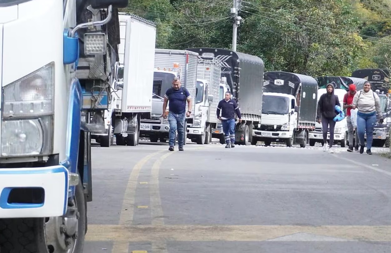 Camioneros de Colombia amenazan con un nuevo paro ante eventual aumento del diesel