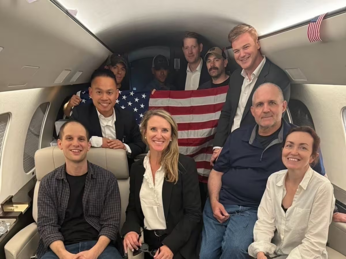 a primera foto de los estadounidenses liberados por Rusia en intercambio de prisioneros. Foto: Proporcionada por el Gobierno de Estados Unidos