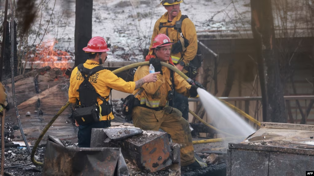 Los bomberos extinguen el incendio de Edgehill Foto: AFP