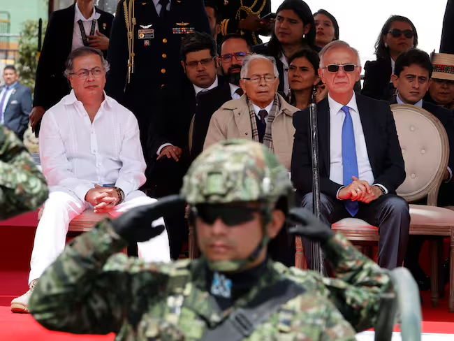 El presidente colombiano, Gustavo Petro (i), y el ministro de Defensa, Iván Velásquez (d). Foto: EFE.