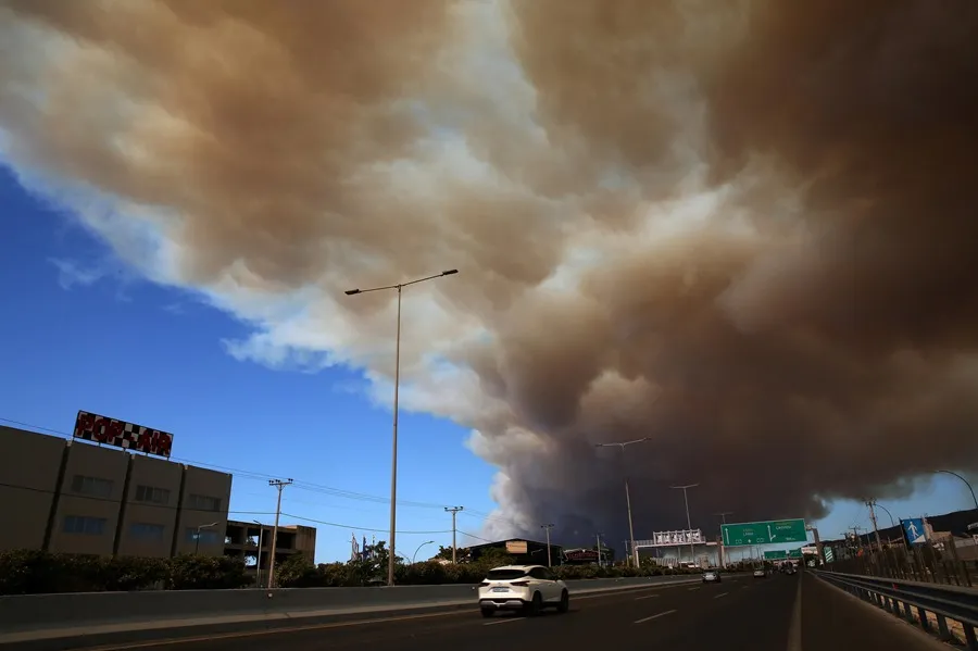 Un humo espeso cubre la carretera nacional que conduce a Atenas debido a un incendio forestal declarado en una zona agrícola en Varnavas, cerca de la capital helena. Foto: EFE/EPA/Alexandros Beltes