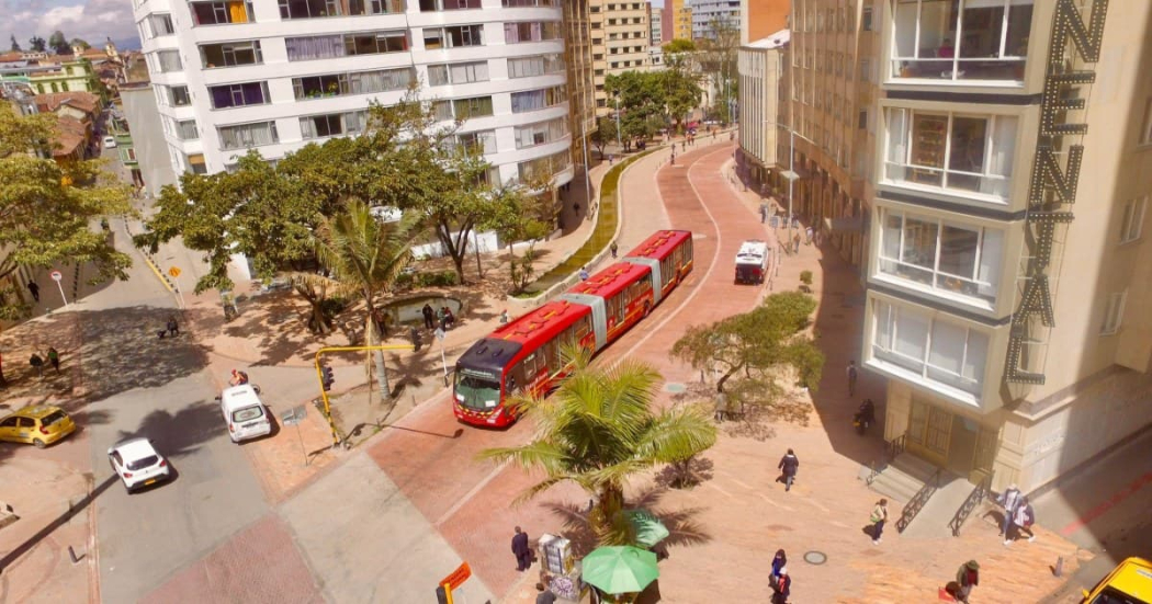 Carril exclusivo de TransMilenio en el Eje Ambiental. Foto: TransMilenio
