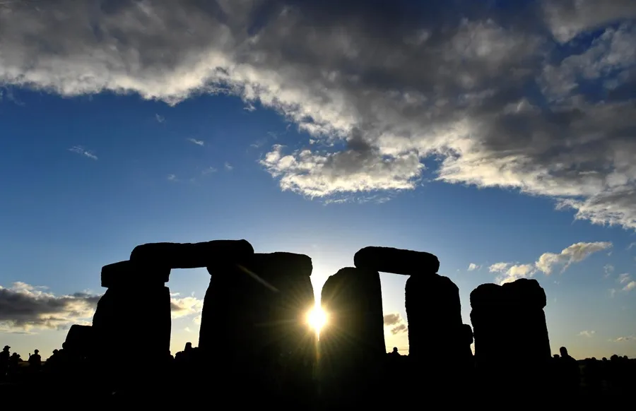 Vista de un arcoíris durante la celebración del solsticio de verano en el monumento Stonehenge, en Wiltshire (Reino Unido). Foto: EFE/ Neil Hall
