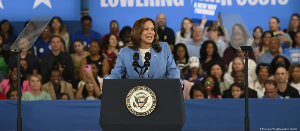 La candidata presidencial demócrata de Estados Unidos, Kamala Harris en su discurso en Carolina del Norte Foto: Peter Zay/Anadolu/picture alliance
