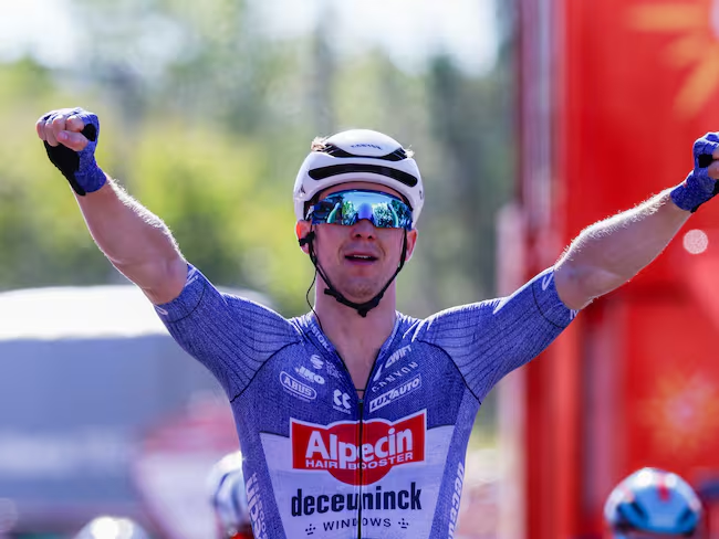 Kaden Groves celebra su victoria en la segunda etapa de la Vuelta a España. Foto: EFE
