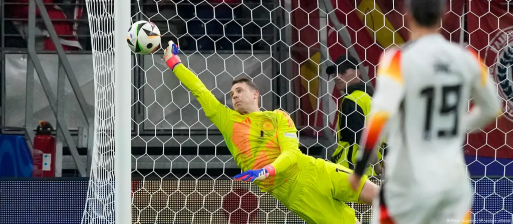 Manuel Neuer hace una gran parada durante la pasada Eurocopa realizada en Alemania Foto: Frank Augstein/AP/picture allianc