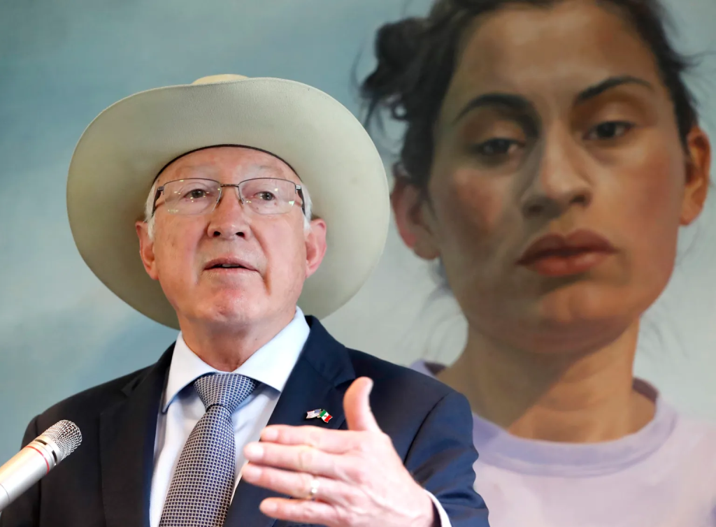 El embajador de Estados Unidos en México, Ken Salazar, habla este jueves durante una rueda de prensa en Ciudad de México (México). Foto. EFE/Mario Guzmán