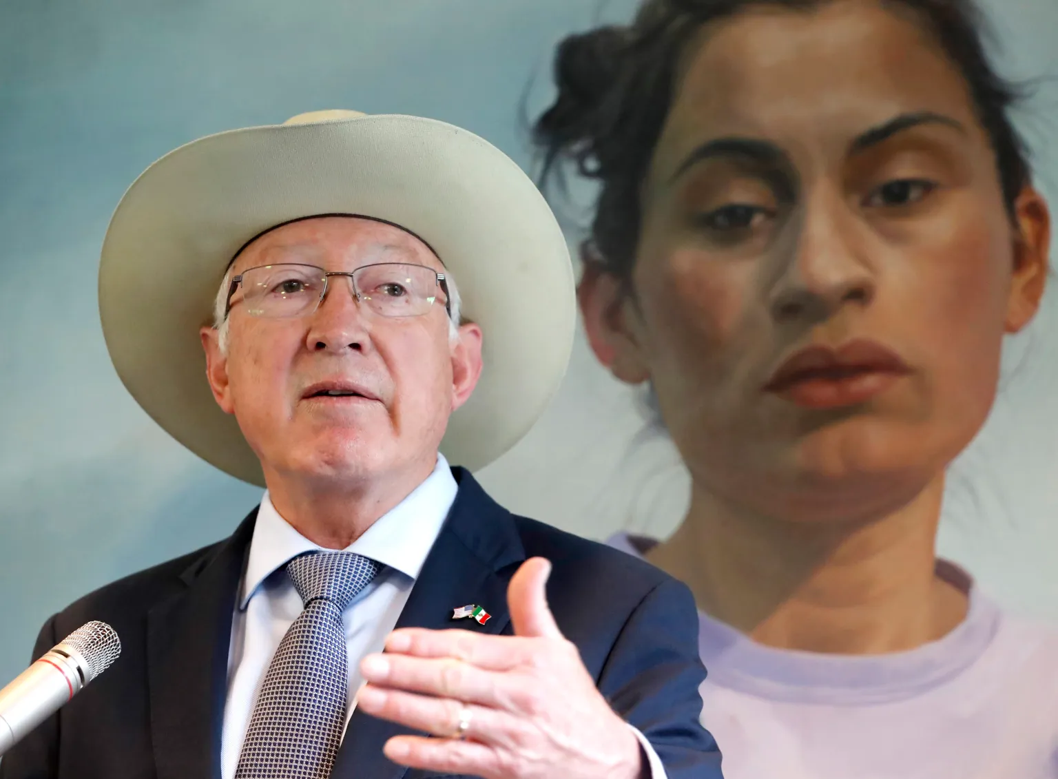 El embajador de Estados Unidos en México, Ken Salazar, habla este jueves durante una rueda de prensa en Ciudad de México (México). Foto. EFE/Mario Guzmán