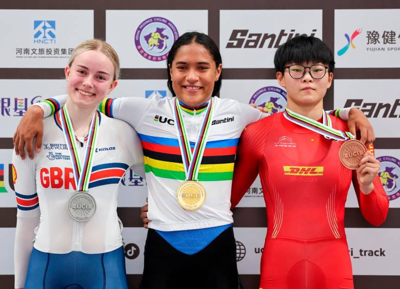 Stefany Cuadrado (centro) Foto: Fedeciclismo