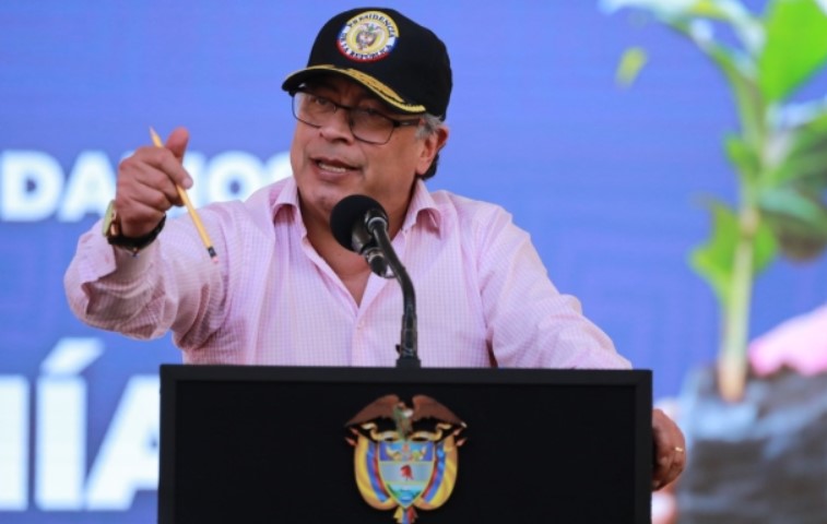 Petro lanzó nuevo ataque contra la prensa: llamó "muñecas de la mafia" a periodistas