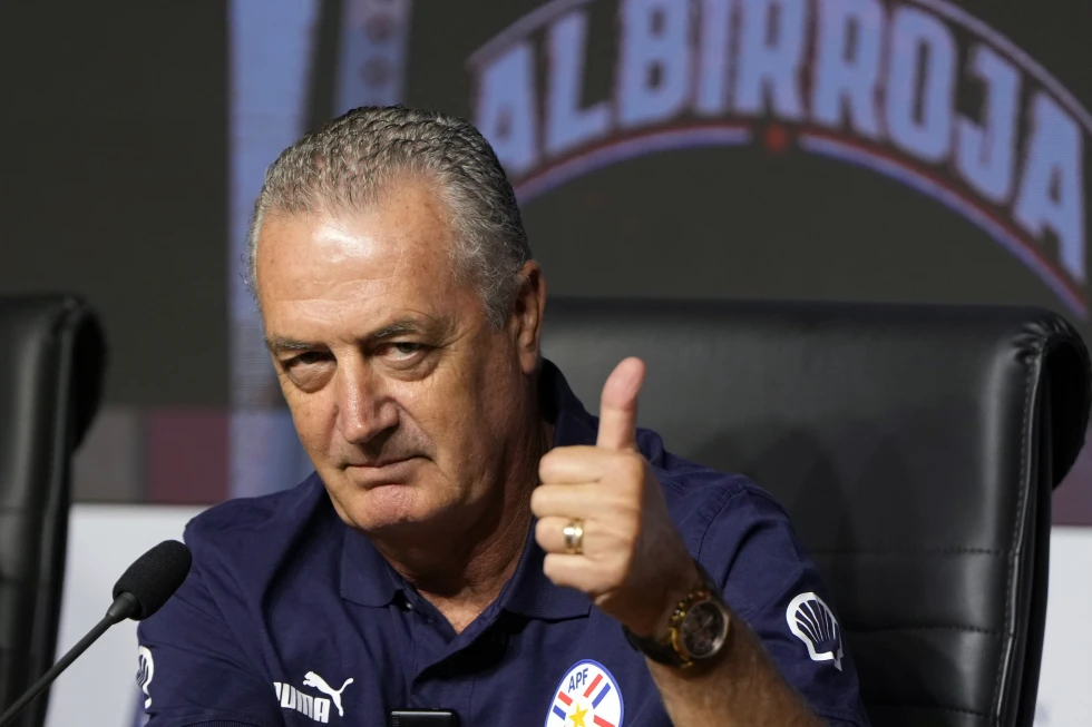 Gustavo Alfaro saluda con el pulgar hacia arriba antes del inicio de la conferencia de prensa en su presentación como nuevo seleccionador de Paraguay el viernes 16 de agosto del 2024. (AP Foto/Jorge Saenz)