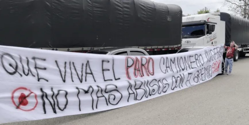 Transportadores bloquean vías en los Santanderes en protesta por subida del ACPM