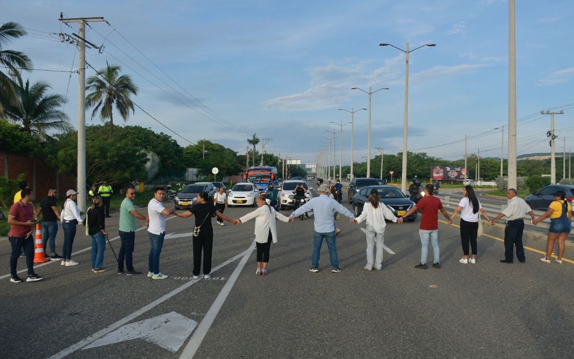 Continúan las protestas en la Vía al Mar: Ciudadanos exigen la eliminación del peaje Papiros