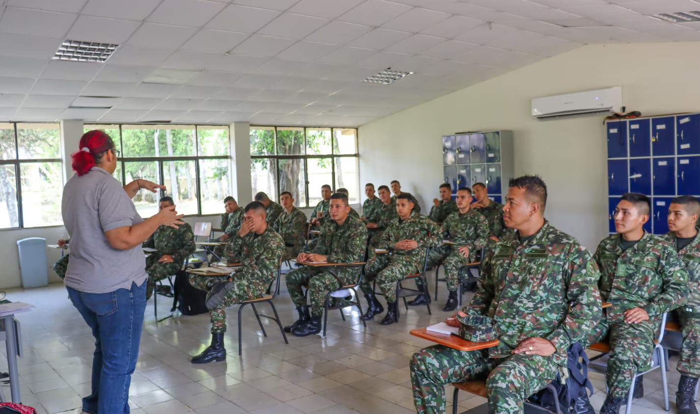 Soldados en Cali reciben clases de inglés para la COP16