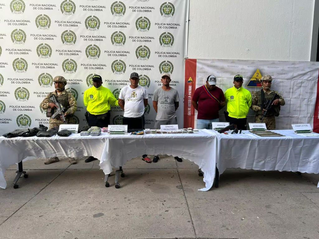 Las tres personas por el delito de fabricación, tráfico y porte de armas de fuego. Foto: wradio