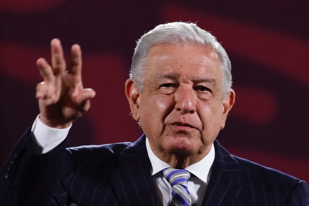 El presidente de México, Andrés Manuel López Obrador, habla durante su rueda de prensa matutina este lunes, en Palacio Nacional en Ciudad de México (México). EFE/ Sáshenka Gutiérrez