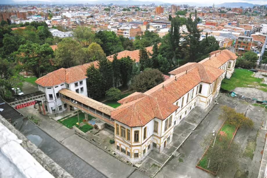 El San Juan de Dios tiene 24 edificaciones y la torre central es considerada la más importante del complejo. Foto: Gustavo Torrijos - El Espectador