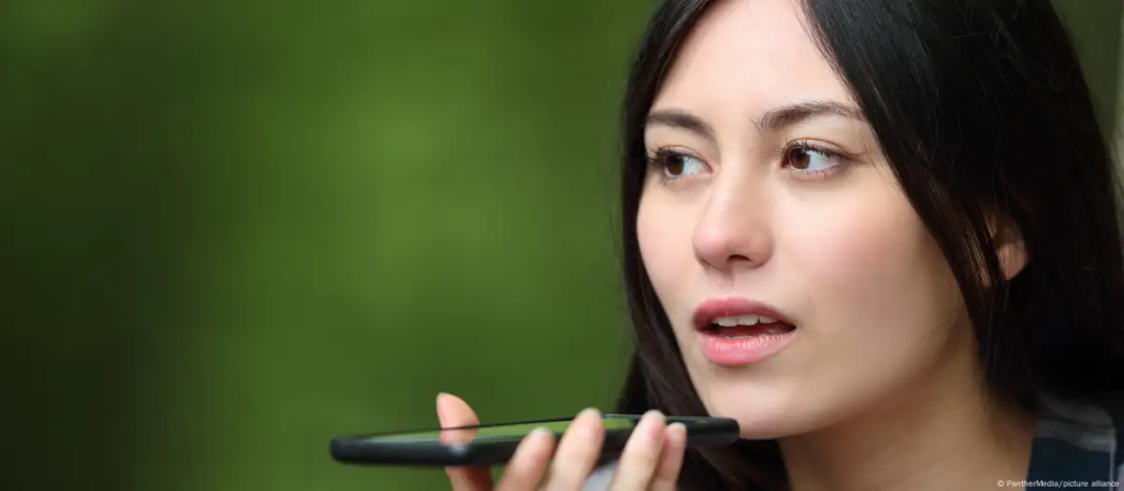 Hay gente a la que le preocupa que los teléfonos sostenidos contra la cabeza puedan emitir ondas perjudiciales para el cerebro.Imagen: PantherMedia/picture alliance