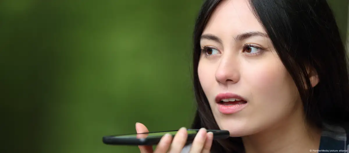 Hay gente a la que le preocupa que los teléfonos sostenidos contra la cabeza puedan emitir ondas perjudiciales para el cerebro.Imagen: PantherMedia/picture alliance