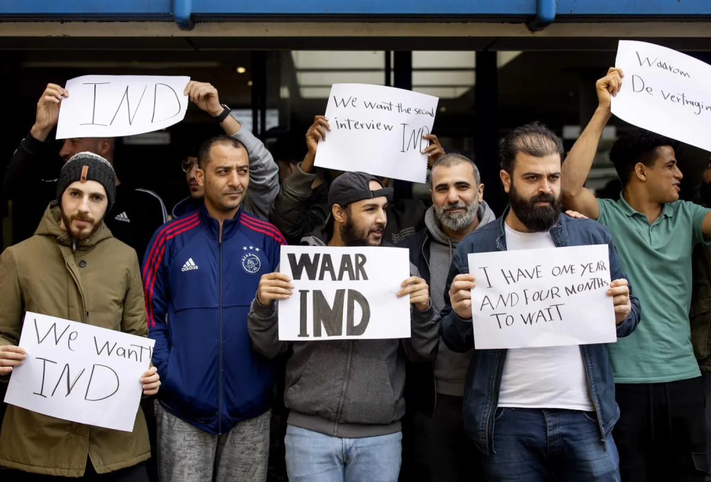 Solicitantes de asilo se manifiestan frente a un hotel en Ámsterdam, en una imagen de archivo. EFE/Koen van Weel